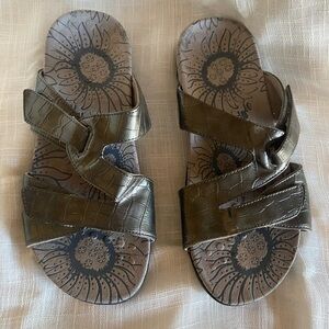 VIONIC LAUREN Silver Patent Croc TVW4046 Orthaheel Slide Sandal Womens Sz 9 Wide